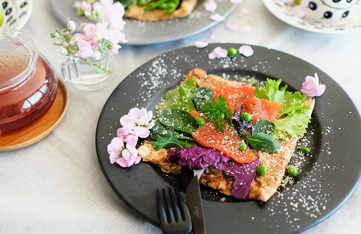 彩り豊かでおしゃれなガレット「彩り野菜とサーモンの全粒粉ガレット」