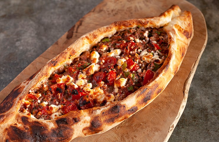 <p>ピデ</p><span>船の形に焼き上げるトルコ料理「ピデ」は、フランスパンのような食感が楽しめるピザ風の惣菜パンです。</span>
