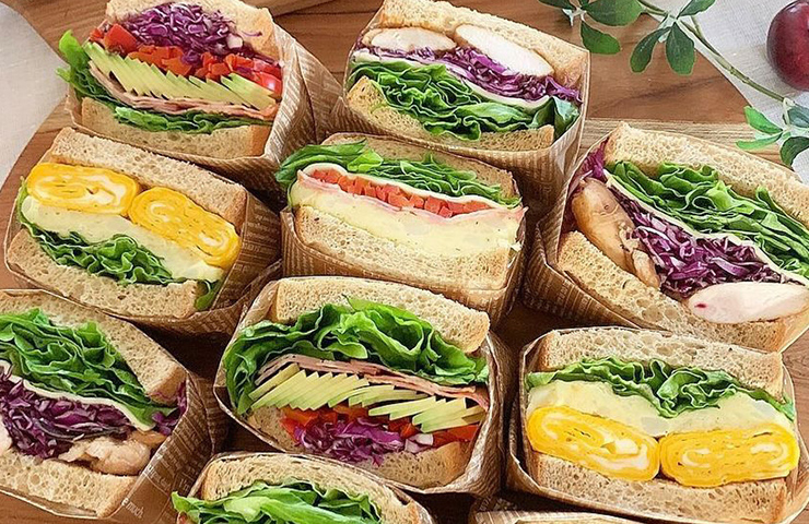 <p>サンドイッチ</p><span>たっぷりの野菜やおかずを挟んだカラフルなサンドイッチ。暖かな陽気の日には、ボリューム満点で見た目もおしゃれなサンドイッチを持参して ピクニックはいかが？</span>